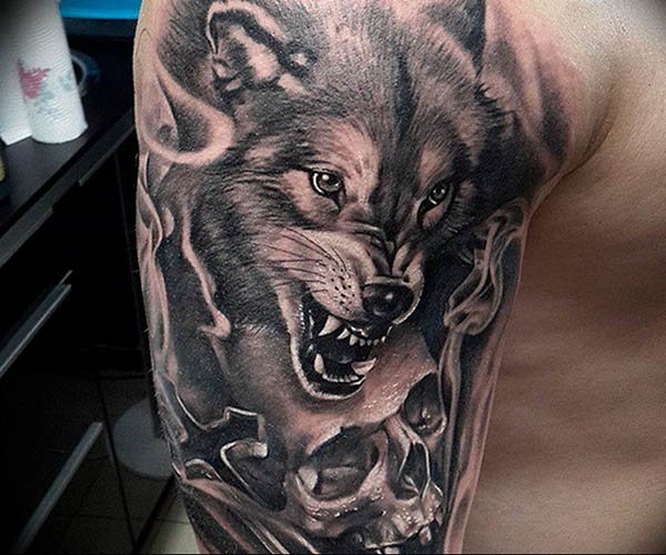 Un tatouage de sourire de loup. Photo, signification sur l'épaule, l'avant-bras, le dos, le bras