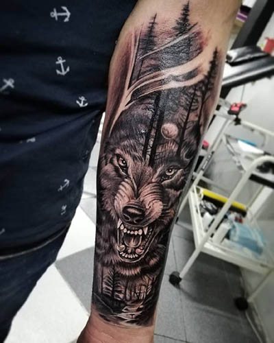 Loup avec un tatouage de bouche ouverte. Sens de l'image, image