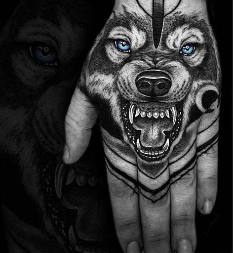 Loup avec un tatouage de bouche ouverte. Sens de l'image, image