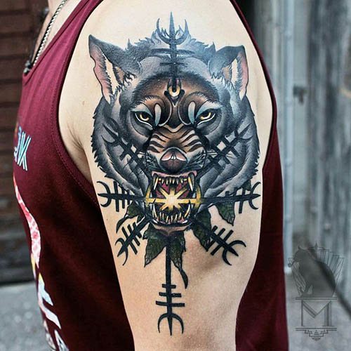 Loup avec un tatouage de bouche ouverte. Signification de l'image, de la photo