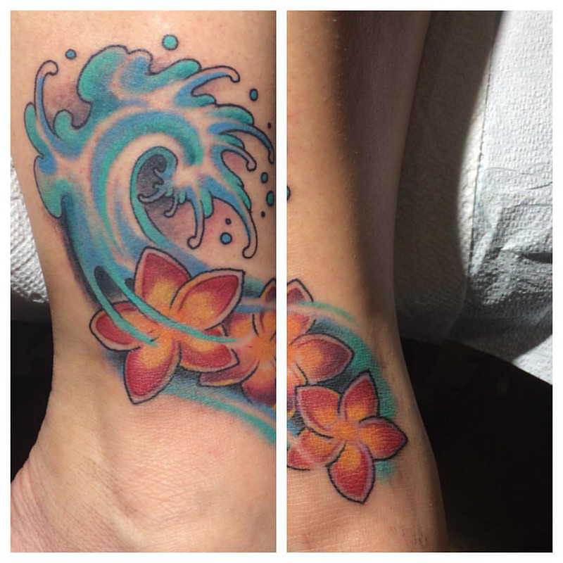 Tatouage de vagues et de couleurs sur la cheville