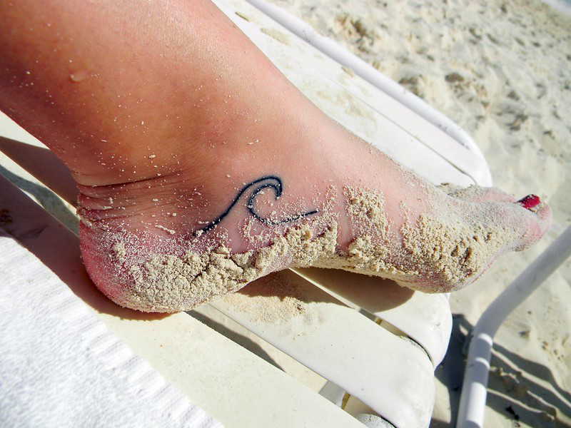Tatouage de pied minimaliste Wave