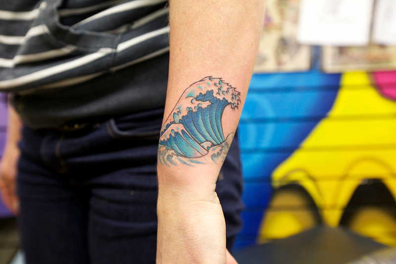 Un tatouage de vague sur votre avant-bras