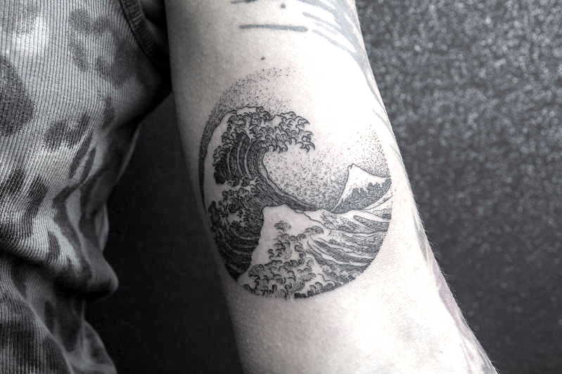 Tatouage de vagues sur le bras