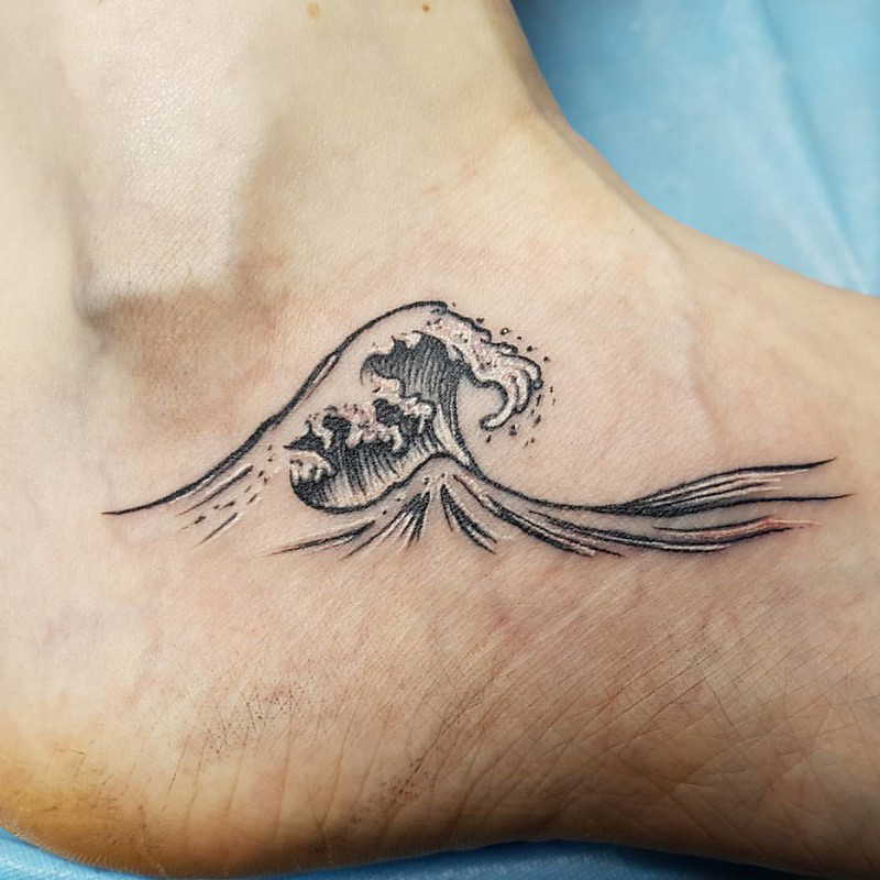 Tatouage de vagues sur le pied