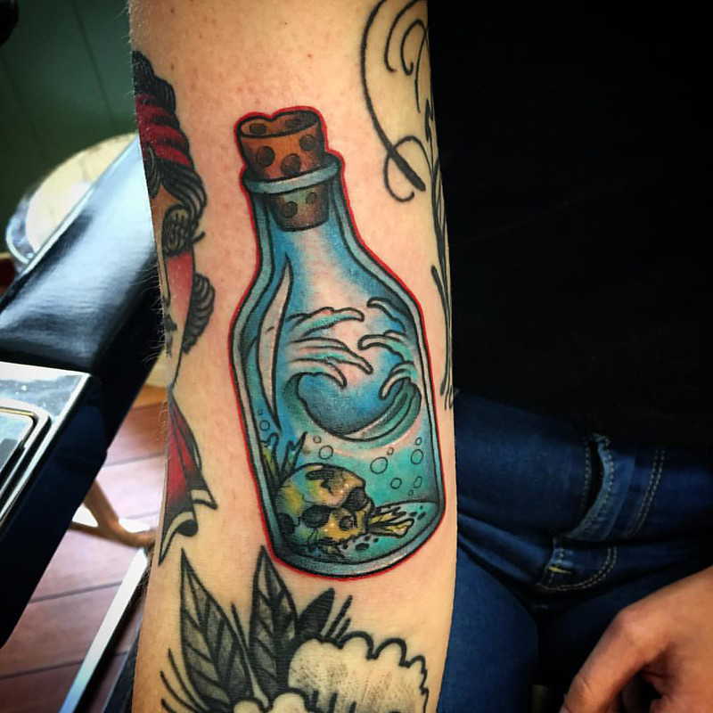 Vague de tatouage dans une bouteille
