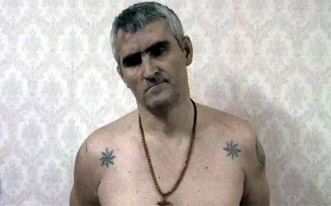 Le suspect criminel Gocha Maisuradze - Gogita avec une rose des vents de voleur