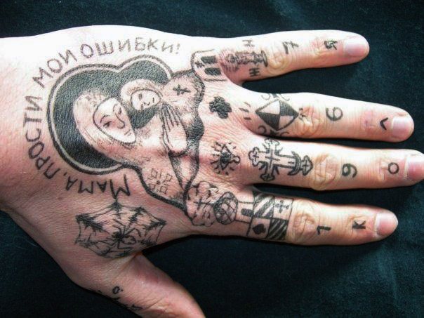 Des voleurs tatoués sur ses doigts. Signification, photo