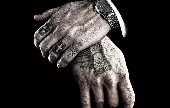 Voleurs tatoués sur les doigts. Signification, photo