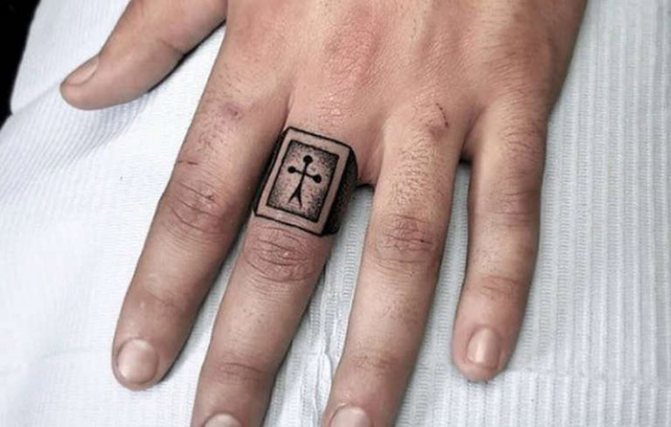 Voleurs tatoués sur les doigts. Signification, photo