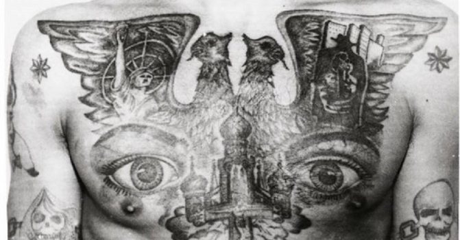 C'est pourquoi les détenus soviétiques avaient Lénine et Staline tatoués sur la poitrine.