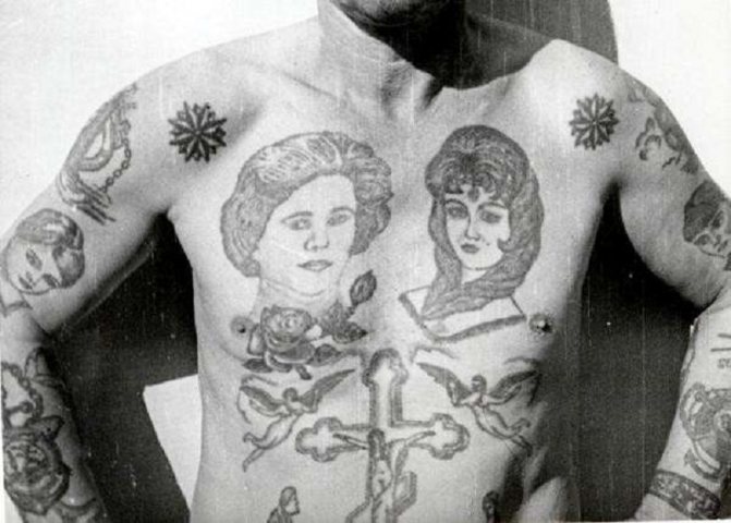 C'est pourquoi les prisonniers en URSS avaient l'habitude d'enfoncer Lénine et Staline sur leur poitrine.