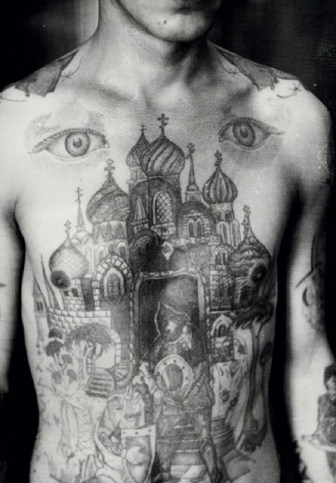 C'est pourquoi les détenus soviétiques avaient Lénine et Staline tatoués sur la poitrine.
