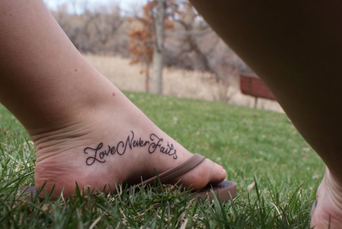 Cependant, un tatouage sur le pied comme inscription fait bonne figure avec des chaussures de course basses.