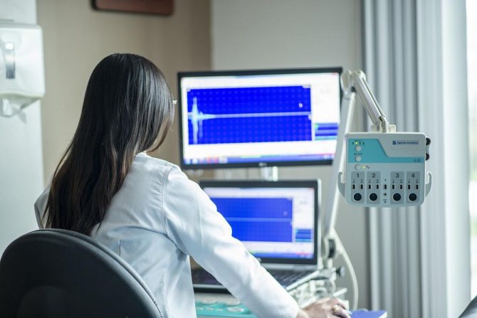 Un médecin enregistre un arrêt cardiaque