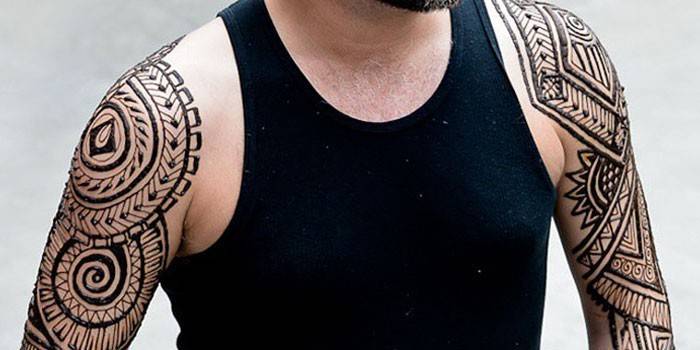 Tatouage temporaire sur un homme