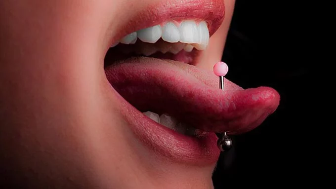 Tout sur le piercing de la langue : piercing, soins, conséquences possibles