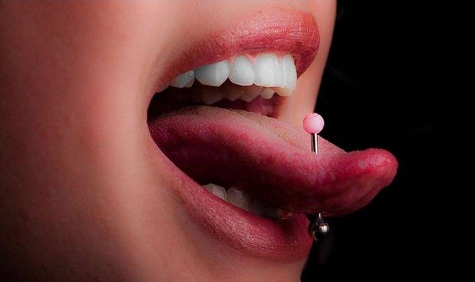 Tout sur le piercing de la langue : perçage, soins, conséquences possibles