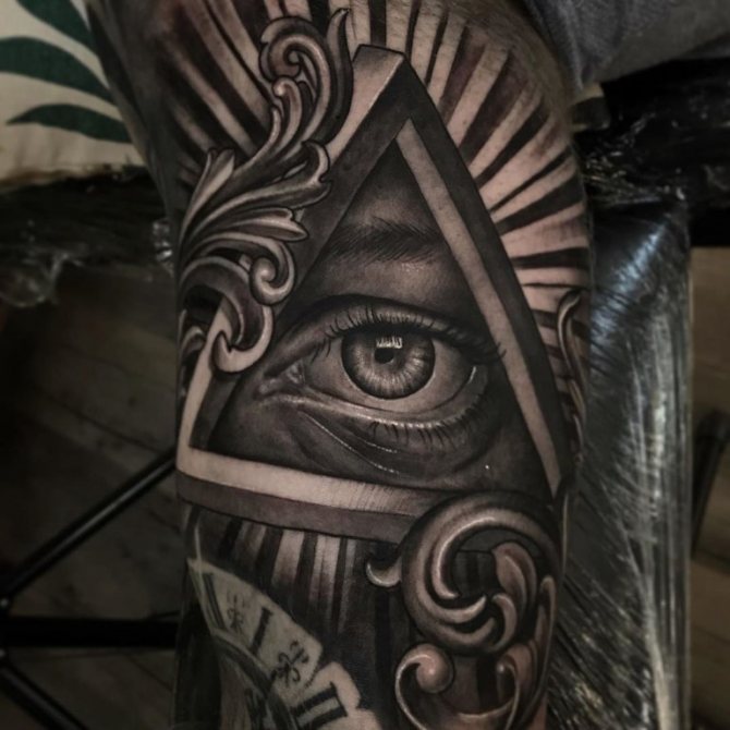 tatouage d'un œil qui voit tout