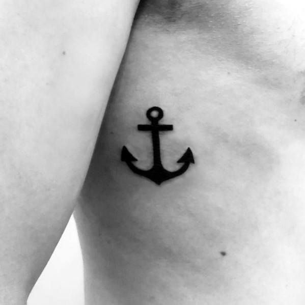 Tatouage d'une ancre sur les côtes