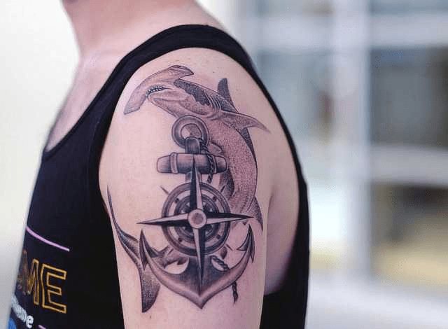Tatouage d'une ancre et d'un requin