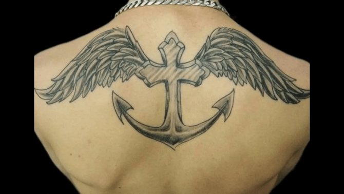 Tatouage d'une ancre avec des ailes dans le dos
