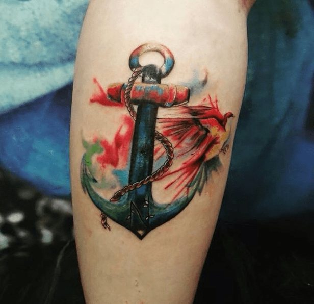 Tatouage d'une ancre dans un style aquarelle