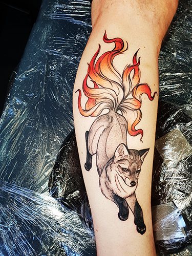 Tatouage de masque de renard japonais Kitsune. Signification, croquis, photo