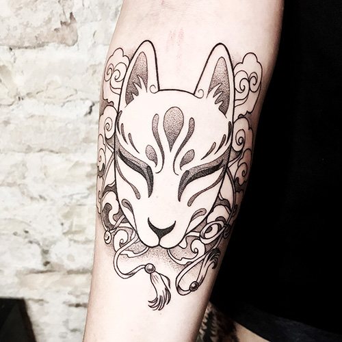 Tatouage de masque de renard japonais Kitsune. Signification, croquis, photo