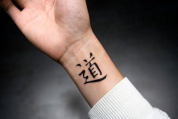 Caractères japonais tatoués sur le bras