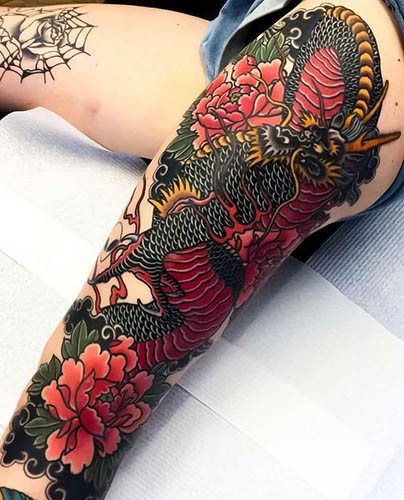 Dragon japonais. Croquis de tatouage simple en couleur, photo, signification