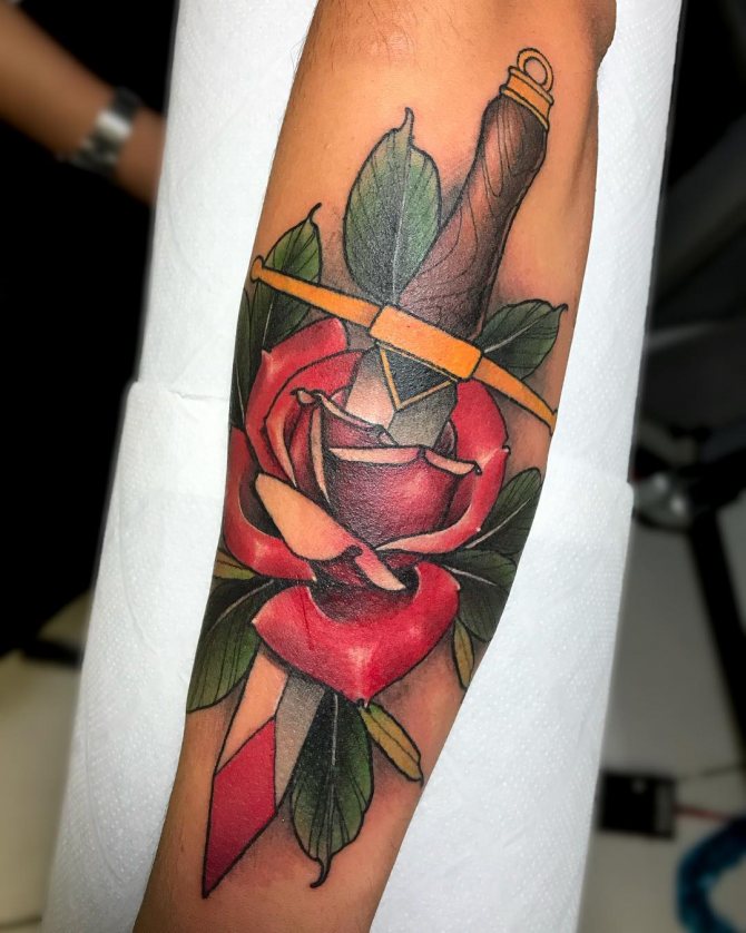 Tatouage d'une rose en forme de poignard