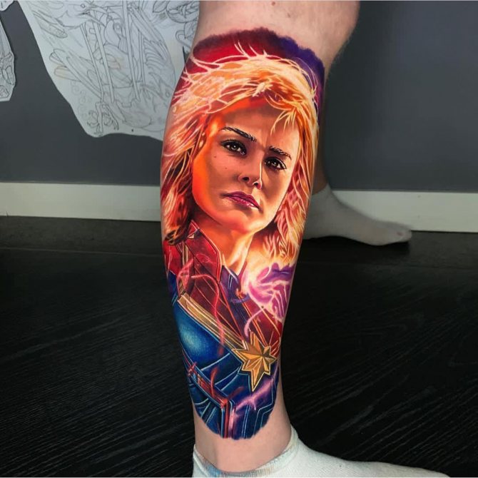 Capitaine Marvel Tatouage vif sur la jambe