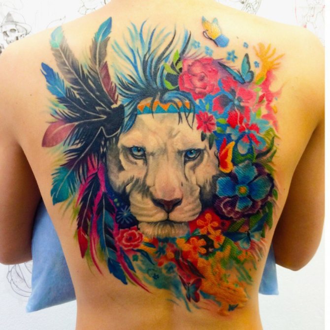 Tatouage lumineux dans le dos