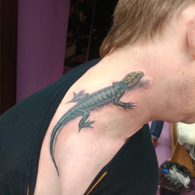 Le lézard sur le cou d'un homme peut indiquer sa profession militaire.