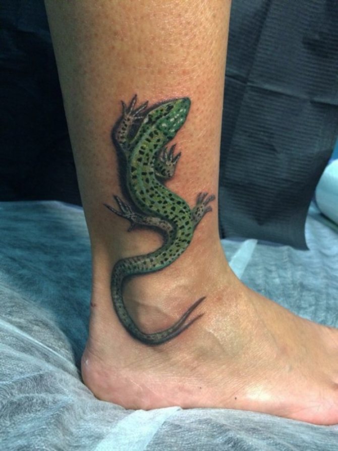 Le tatouage de lézard à la cheville suggère également la tranquillité.