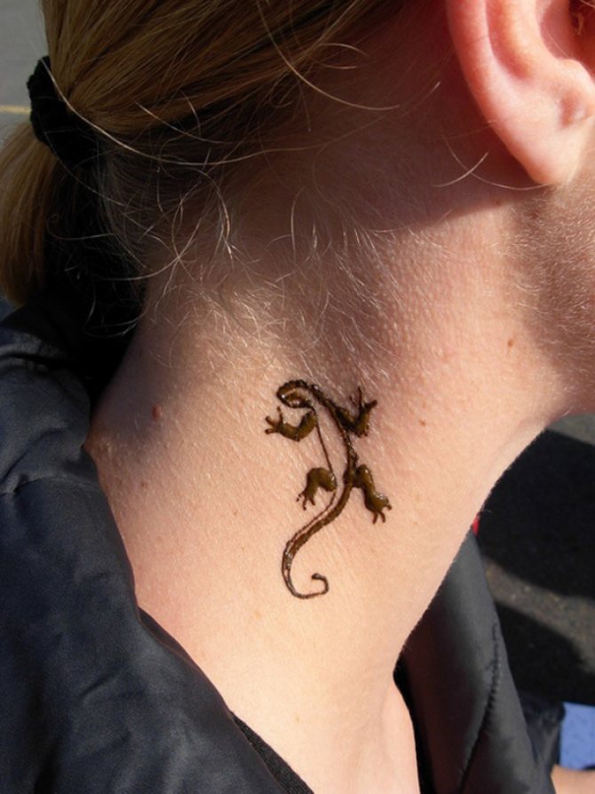 Le tatouage d'un lézard sur le cou indique un caractère belliqueux.