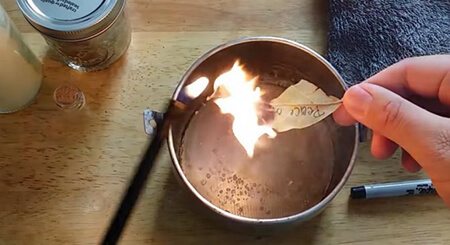 faire un vœu sur une feuille de laurier