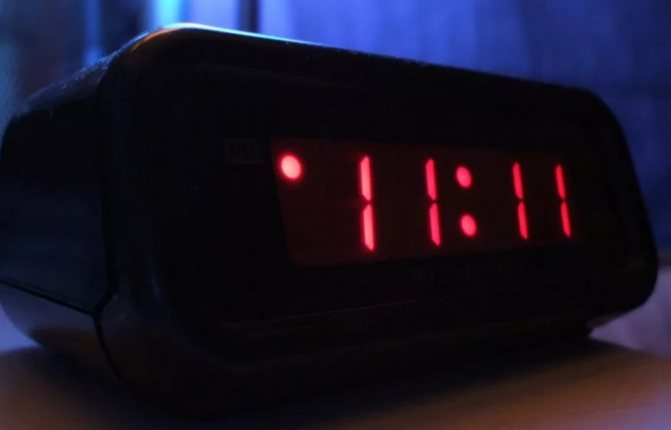 Chiffres en miroir sur une horloge
