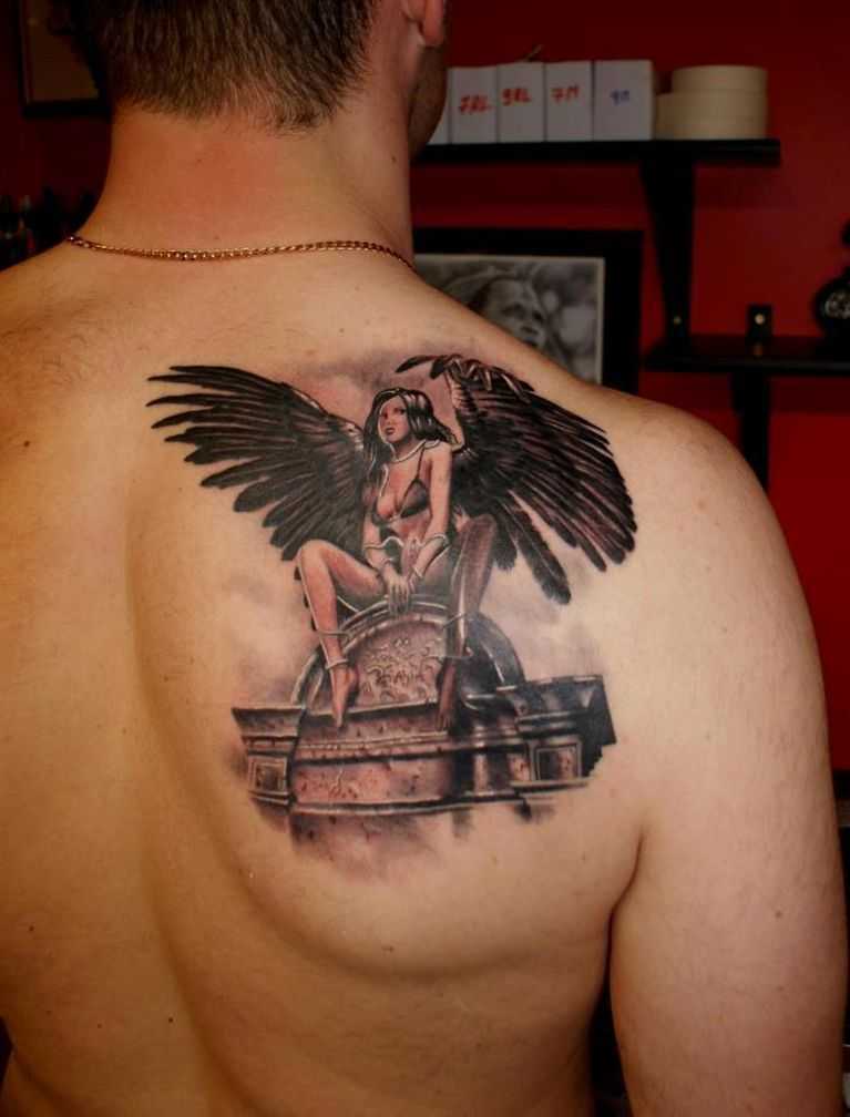 Femme avec des ailes appliquées comme un talisman