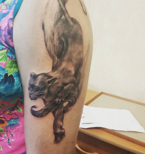 Femme panthère tatouée sur l'épaule