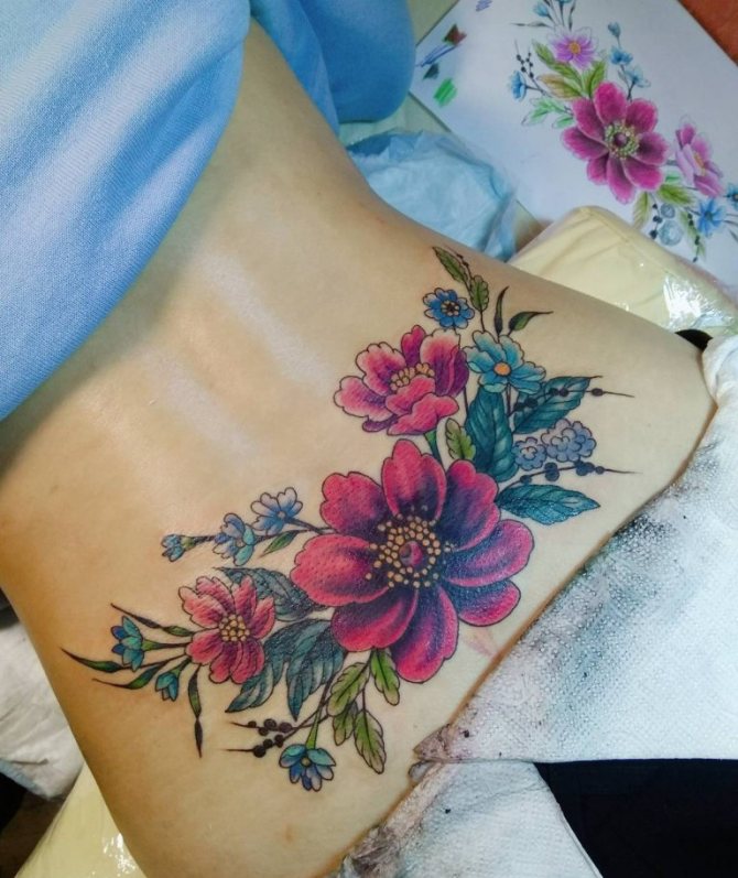 tatouages de la taille des femmes