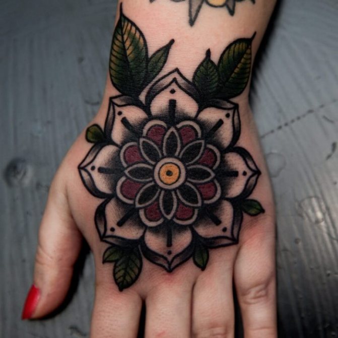 tatouages de femmes sur la main - tatouages de femmes sur le poignet - tatouages sur la main pour fille