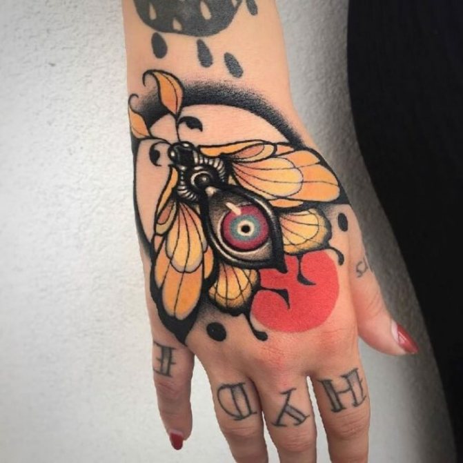 tatouages de femmes sur la main - tatouages de femmes sur le poignet - tatouages sur la main pour fille