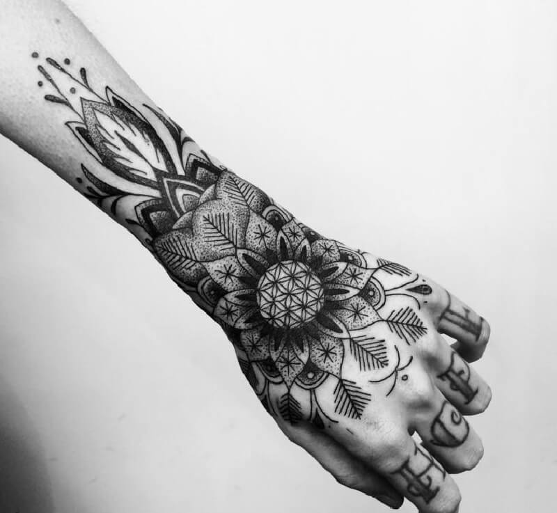 tatouages de femmes sur le poignet - tatouages de femmes sur le poignet - tatouages sur le poignet d'une fille