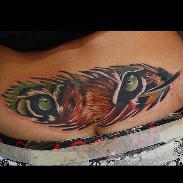 Tatouages de femmes dans le dos