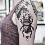 Tatouage de scarabée. Signification, dessins, photos sur le pied, la main, le poignet, le dos, la nuque
