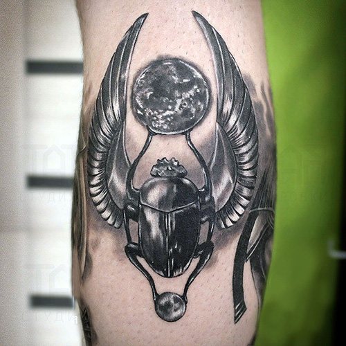 Tatouage de scarabée. Signification, croquis, photos sur pied, main, poignet, dos, cou