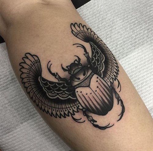 Tatouage de scarabée. Signification, croquis, photos sur pied, main, poignet, dos, cou
