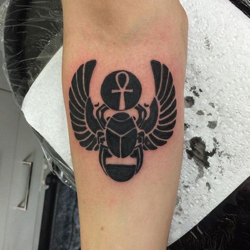 Tatouage de scarabée. Signification, croquis, photos sur les jambes, les bras, le poignet, le dos et le cou